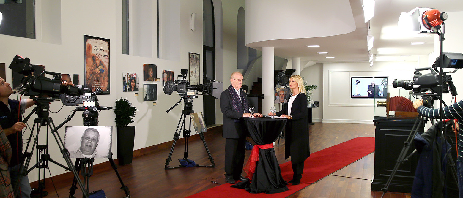 Atilla Dorsay La Galerie'de açılan "Efsaneler ve Renkler" sergisinde televizyon röportajı veriyor.