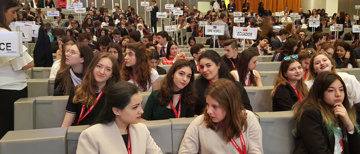 MUN etkinliğine katılan öğrencilerimiz, onlarca diğer katılımcının arasında.