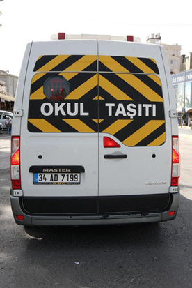 Bir okul servis aracının arkadan görünümü